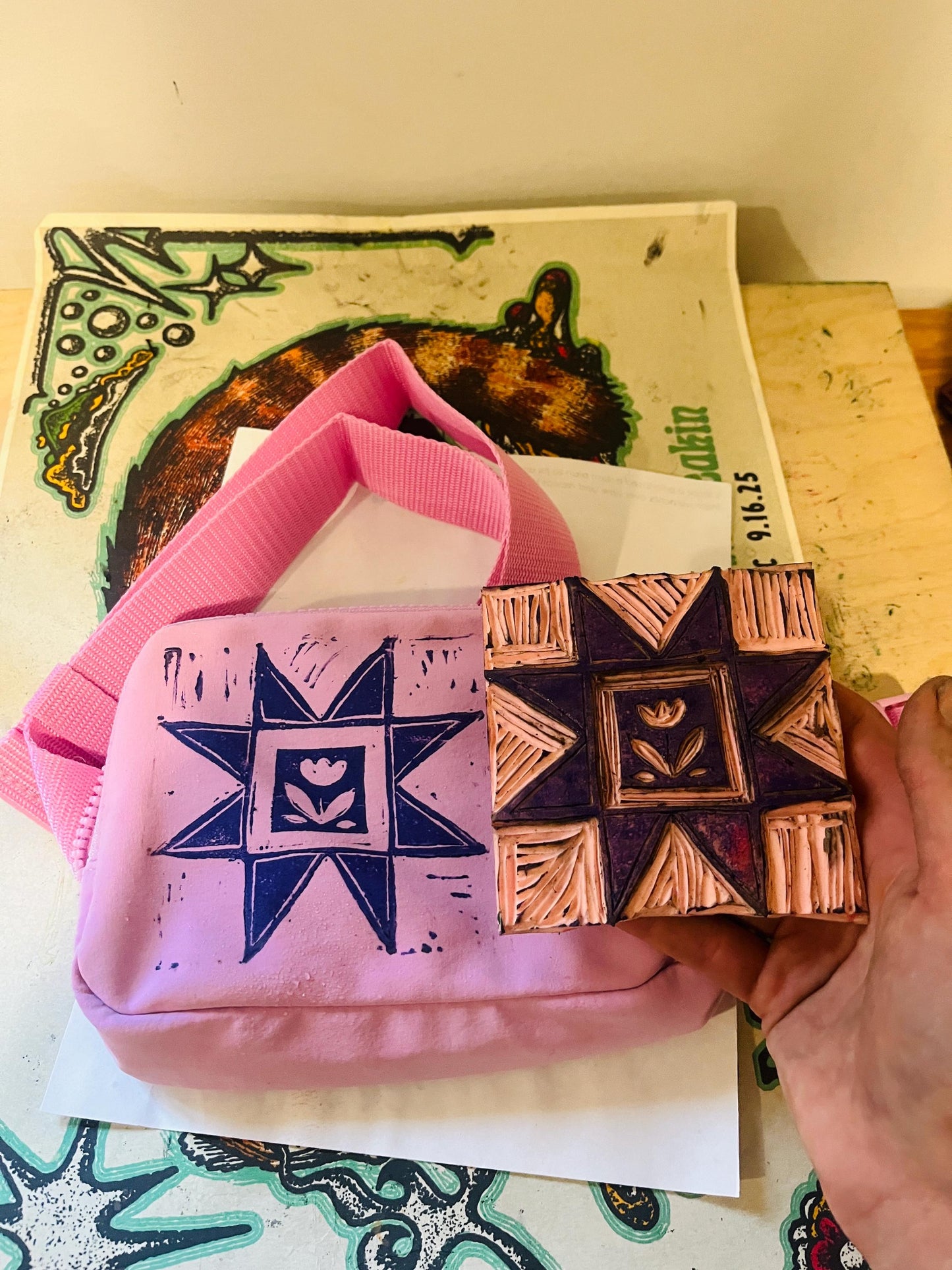 Flower Barn Quilt Folk Fashion - Linocut Printed cross Body Zip bag